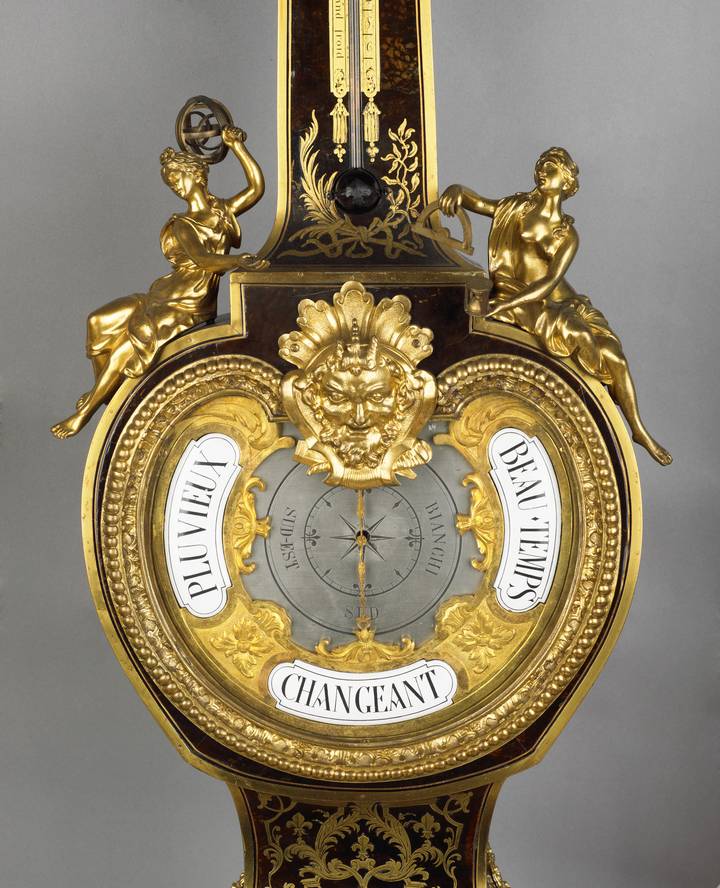 The dial, decorated with gilt bronze. Barometer and thermometer (F15).