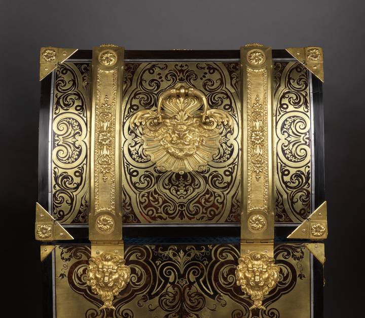 The top of a coffer, decorated with marquetry and gilt bronze. Coffer on stand (F412).