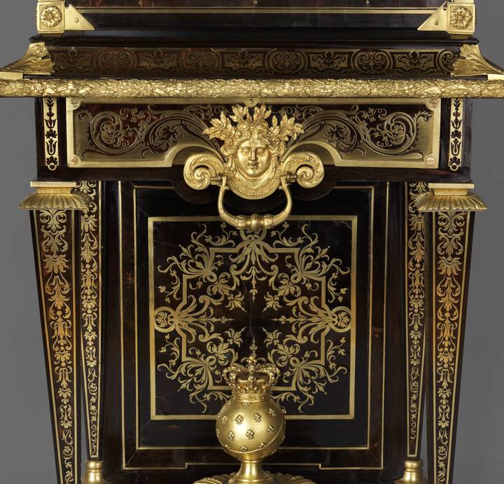 A stand, decorated with marquetry and gilt bronze, including a vase. Coffer on stand (F411).