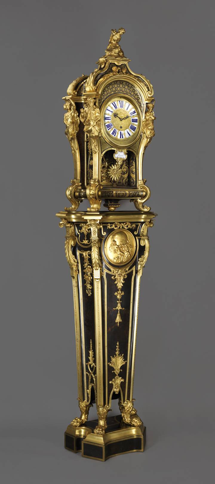 Pedestal clock (F42).