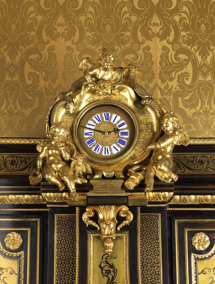 The clock face, surrounded by gilt-bronze cherubs. Wardrobe (F420).