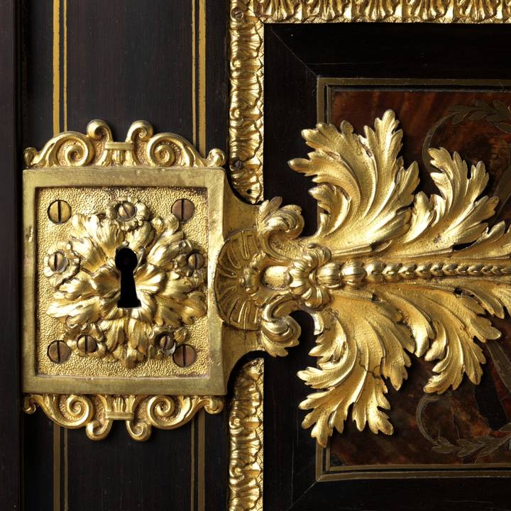 Queen Victoria: A Royal Wardrobe